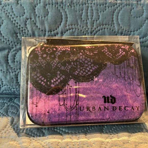 NEW Urban Decay Purple Zipcase 6 Eyeshadows & Travel-size Lip Gloss - Picture 2 of 4